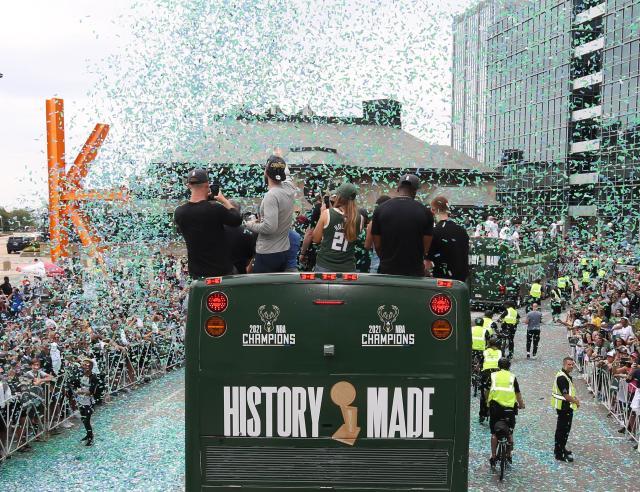 pg电子-等待了半世纪的狂欢！密尔沃基万人空巷庆雄鹿登顶