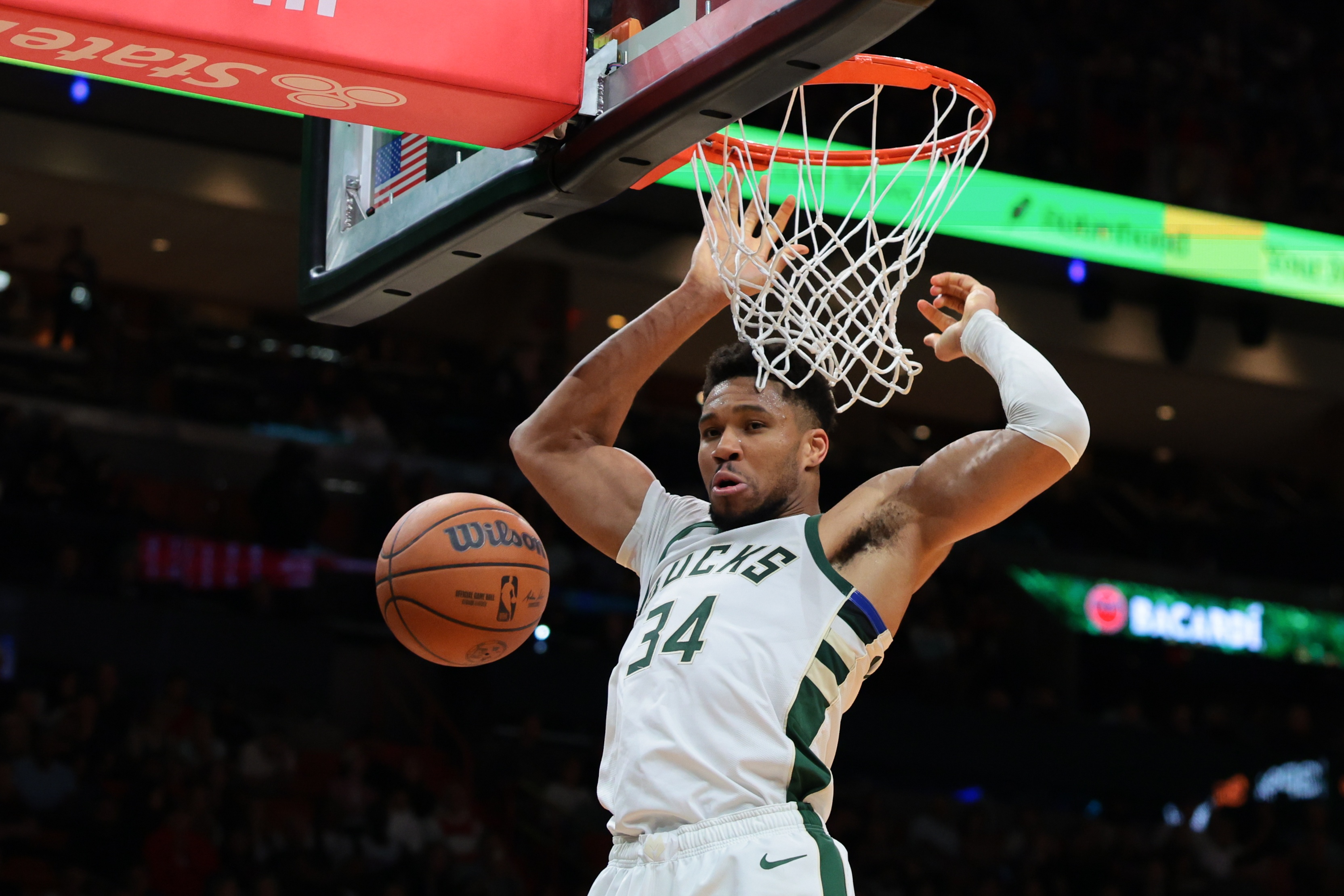 pg电子官网-横冲直撞！字母哥转身隔扣赫夫 随后空篮再扣率队扩大领先